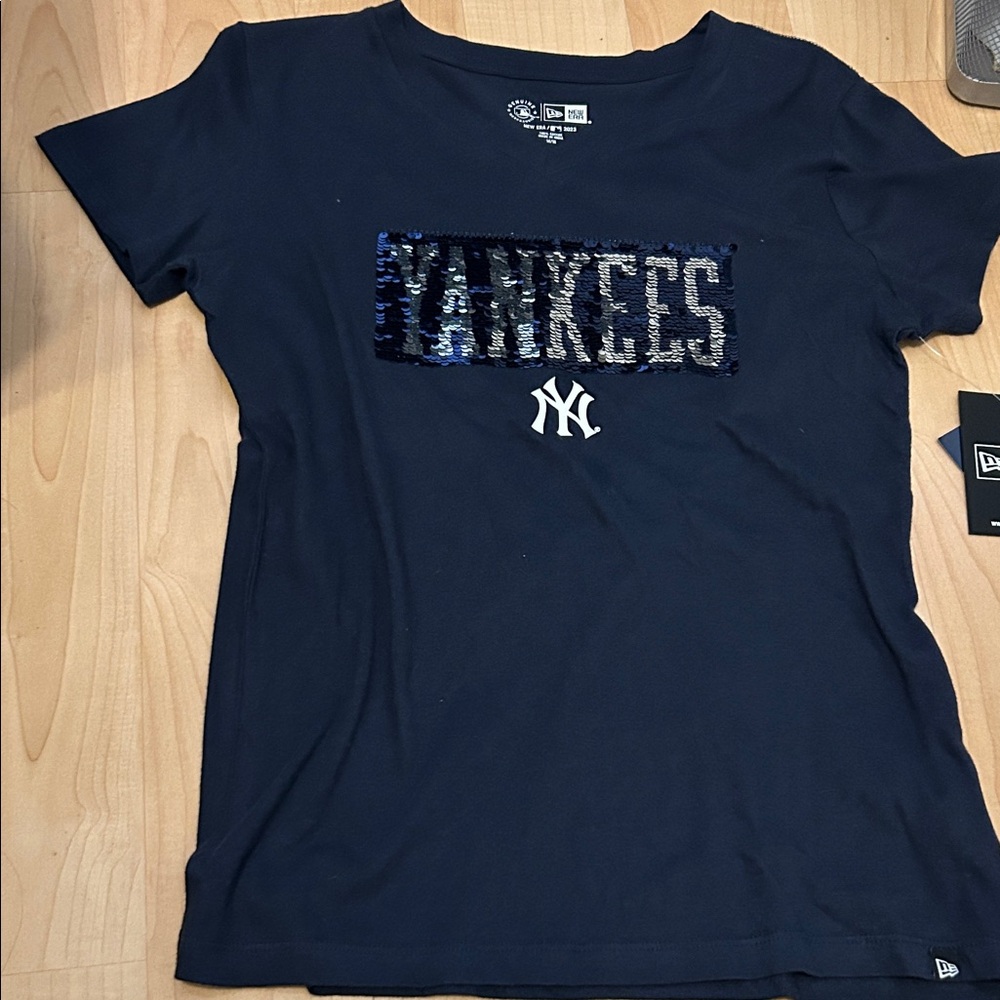 Kids size 14/16 Yankees flip sequin tshirt